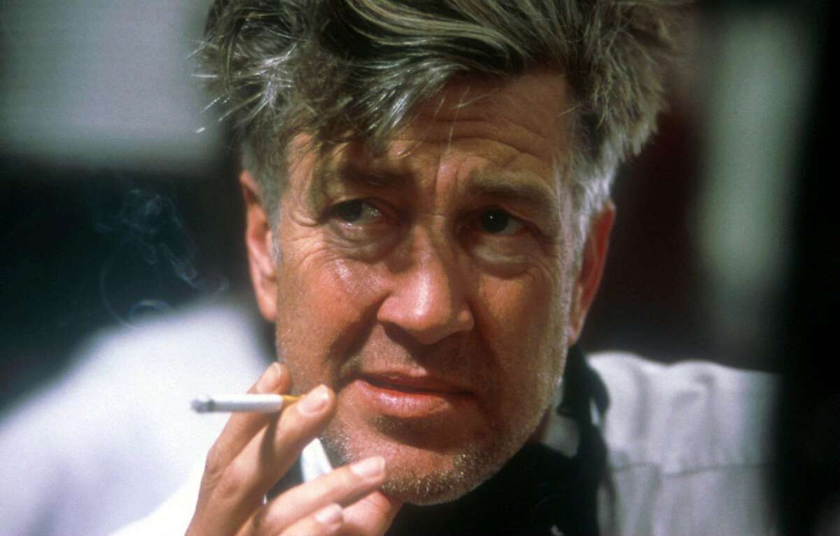 Director DAVID LYNCH on the set of MULHOLLAND DRIVE, a Universal Pictures release.