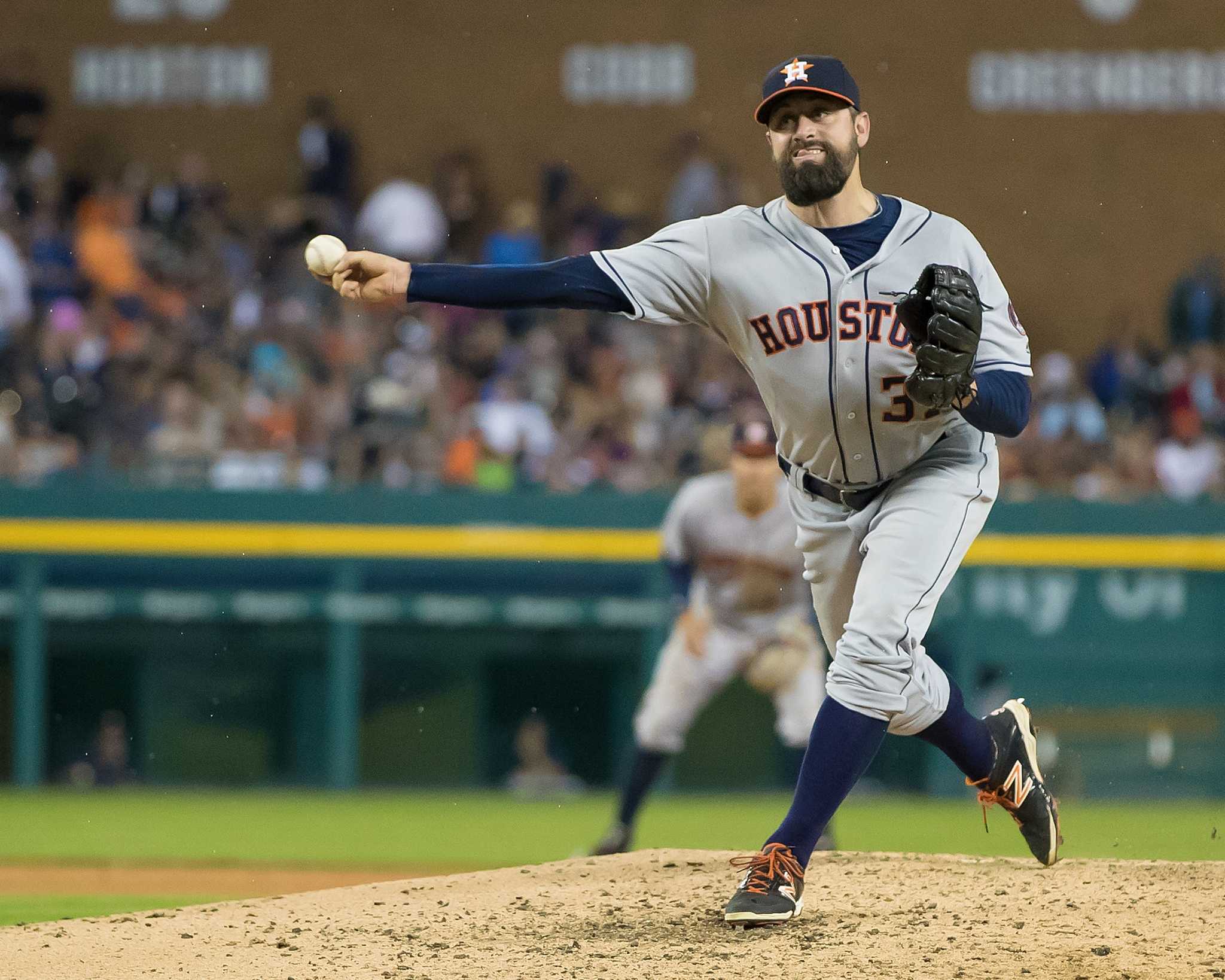 Astros' Marwin Gonzalez to visit specialist for sore right hand