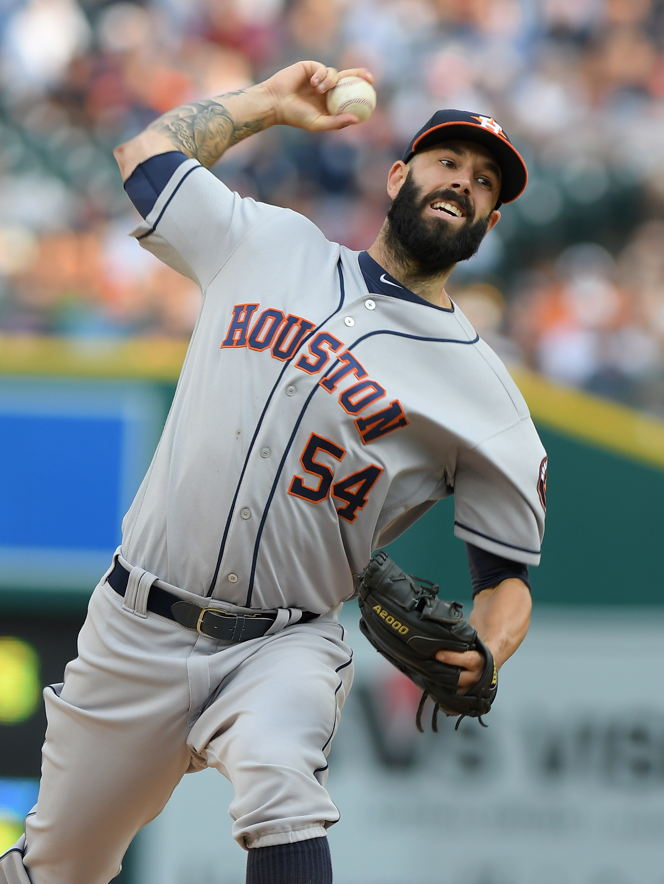 Astros' Marwin Gonzalez to visit specialist for sore right hand