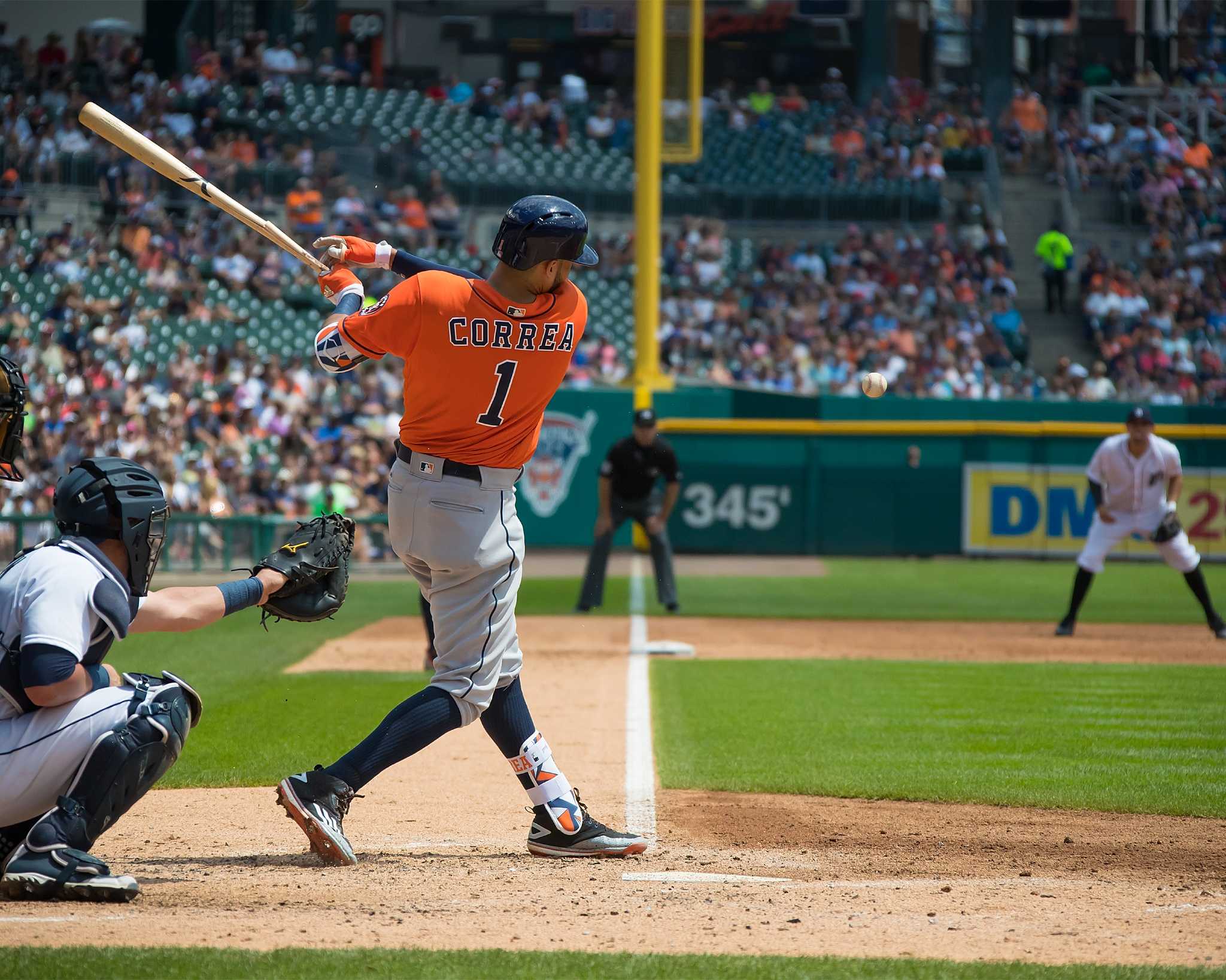 Astros' Marwin Gonzalez to visit specialist for sore right hand