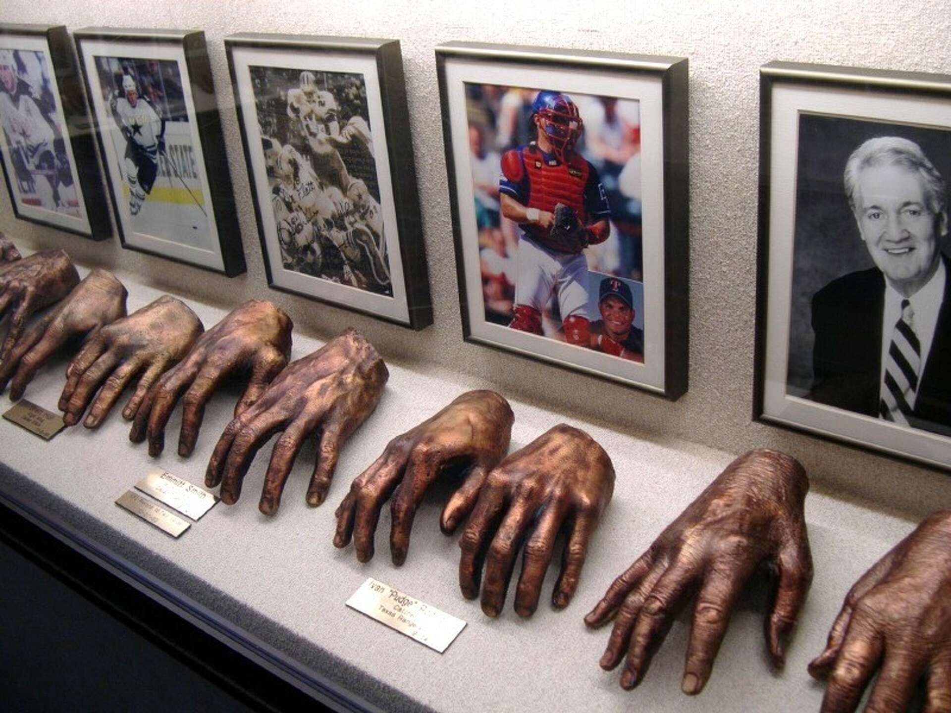 デビッド・ウィラードソン、【Walking Hand in Hand】 This collection of historic hands at a Dallas hospital is a must-see