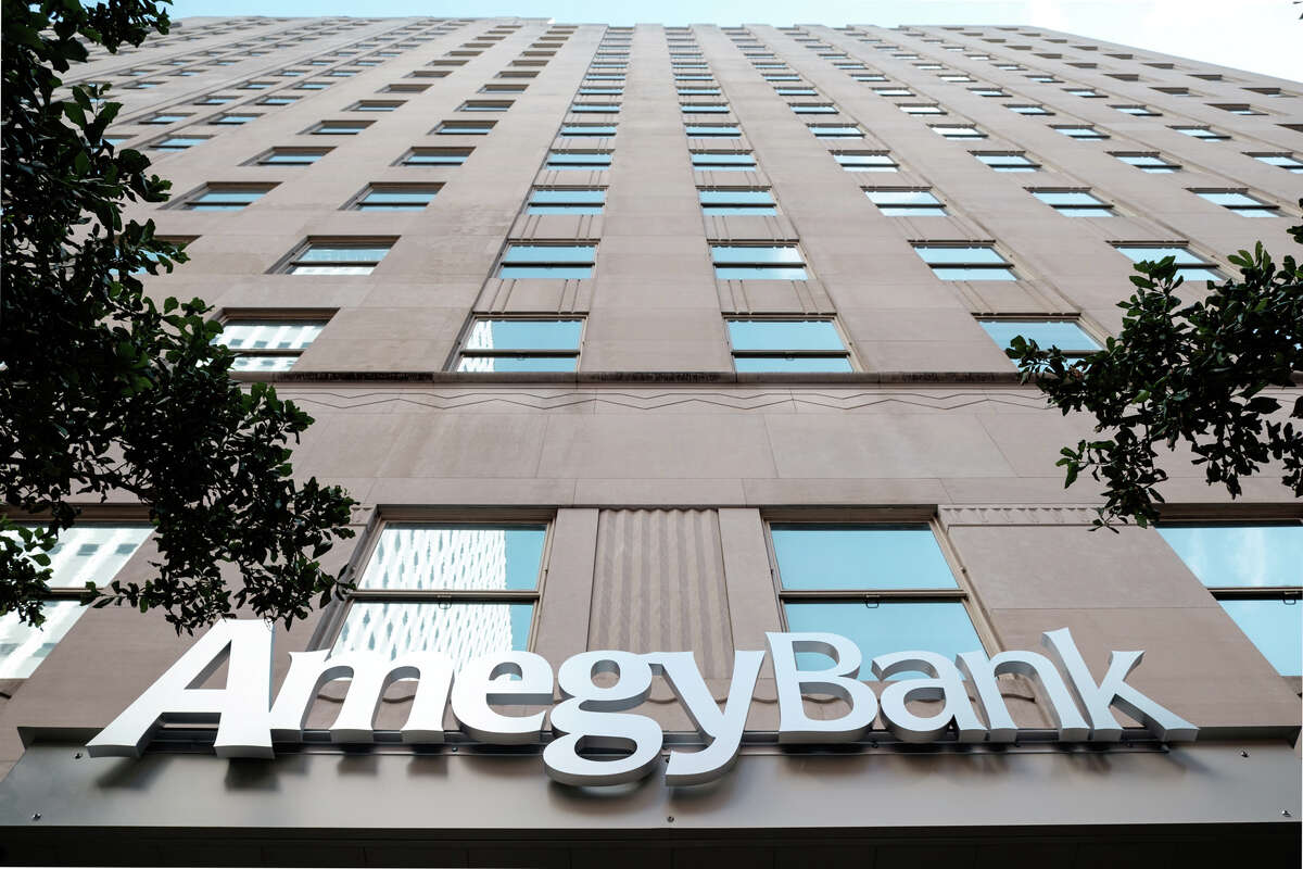 Amegy bank opens in Esperson building