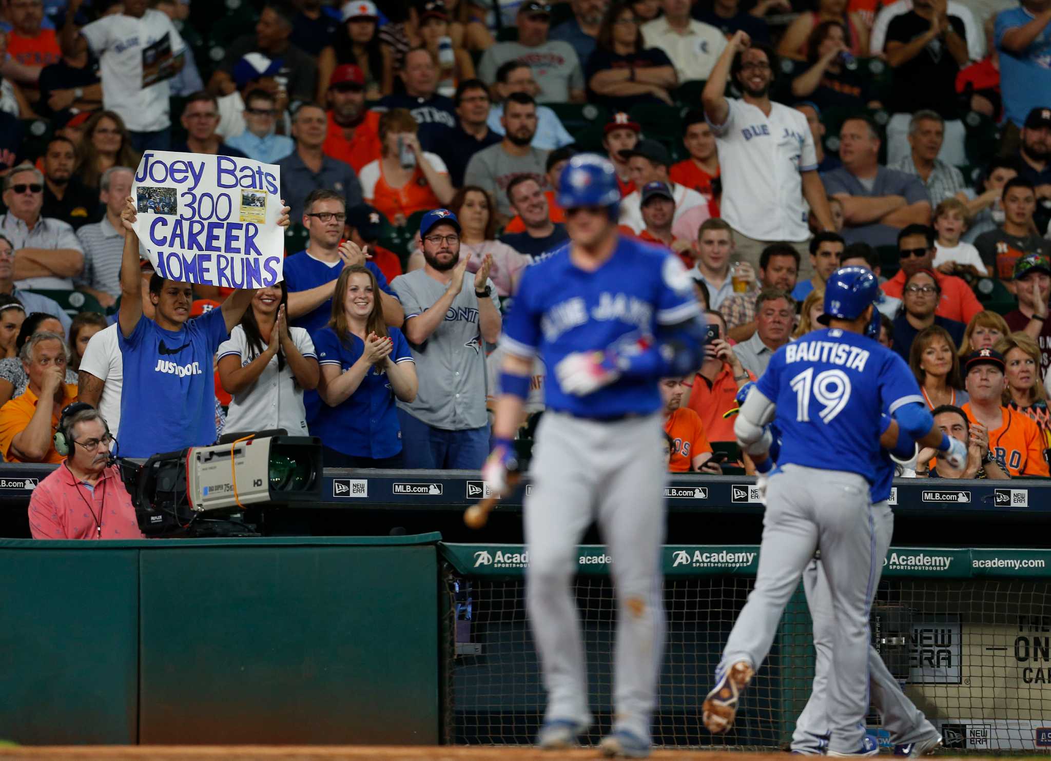 Toronto Blue Jays starting pitcher Marco Estrada (25) walks back to the  dugout after being taken out of the game during the fifth inning of a  baseball game, Tuesday, Aug. 15, 2017