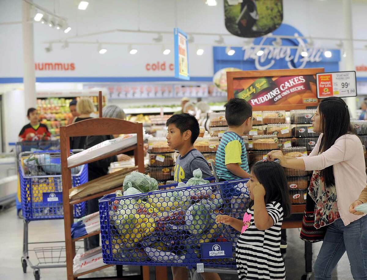 ShopRite opens in Danbury; makes $10K donation to food bank