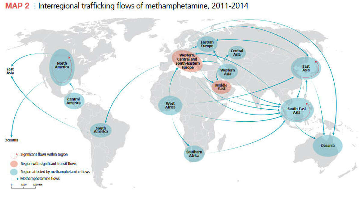 Tráfico de metanfetamina en todo el mundo Este mapa de la ONU muestra cómo fluye la metanfetamina en todo el planeta.  Según la ONU: "Durante los últimos años, las incautaciones de metanfetamina han representado la mayor parte de las incautaciones anuales de ETA en el mundo, pero, aunque la metanfetamina es una característica de los mercados de ETA en todo el mundo, es particularmente dominante en Asia oriental y sudoriental y América del Norte. Desde 2009, esas subregiones juntas han representado anualmente la mayoría de las incautaciones de metanfetamina en el mundo. En comparación con otras subregiones, América del Norte ha informado sistemáticamente de la mayor cantidad de incautaciones de metanfetamina cada año, mientras que entre 2009 y 2014 se notificaron incautaciones de metanfetamina en el este y el sur -El este de Asia casi se cuadriplicó ".  Fuente: Informe Mundial sobre Drogas de la ONU