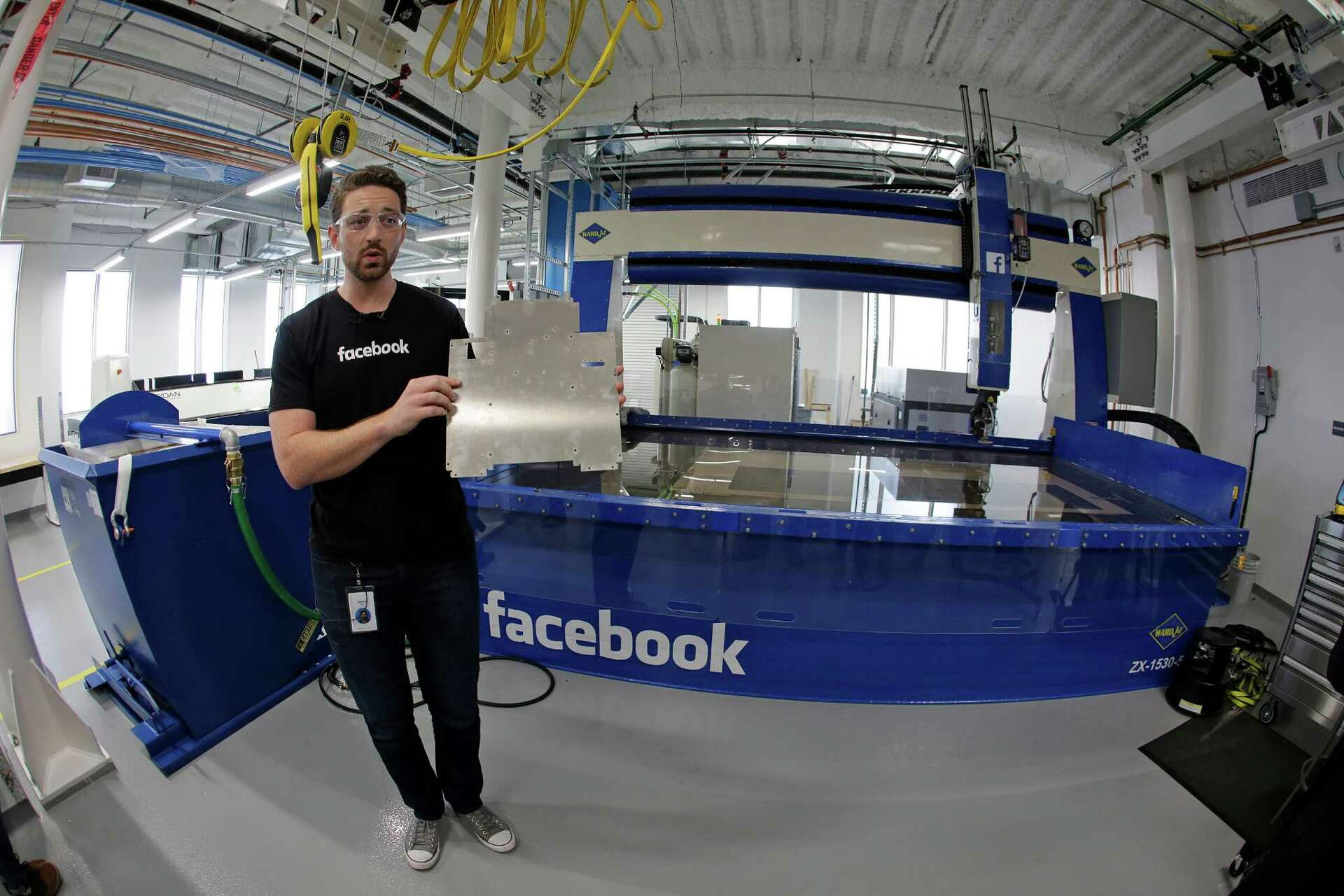 りお In a sign of broader ambitions, Facebook opens hardware lab