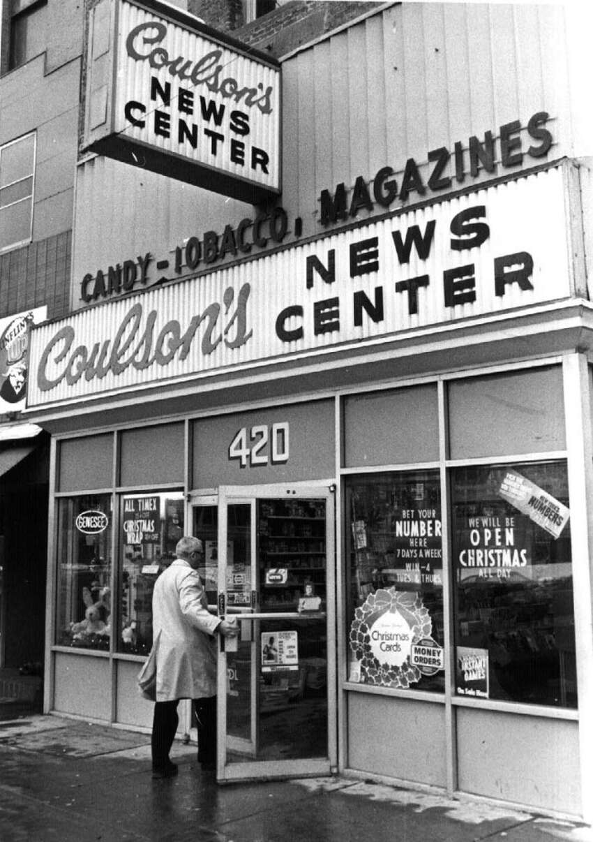 Coulson's News Centre, Albany. Situé au 420 Broadway, le magasin était un point de repère où les hommes d'affaires, les politiciens et les travailleurs ont acheté un journal, un magazine, un billet de loterie ou un paquet de cigarettes. L'entreprise, qui était dirigée par la même famille depuis des générations, a été vendue en 2014. L'endroit est toujours le site de Coulson's News & Deli, bien que maintenant sous une nouvelle propriété.