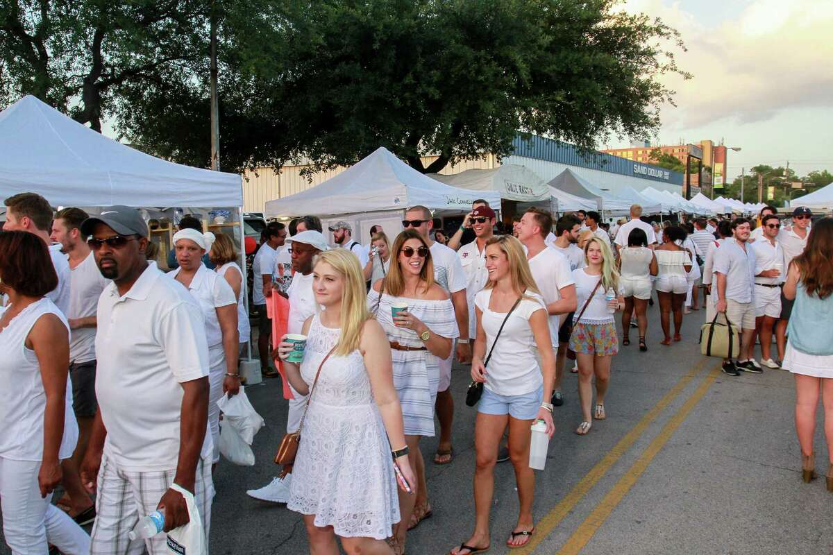 Thousands pour into The Heights for White Linen Night