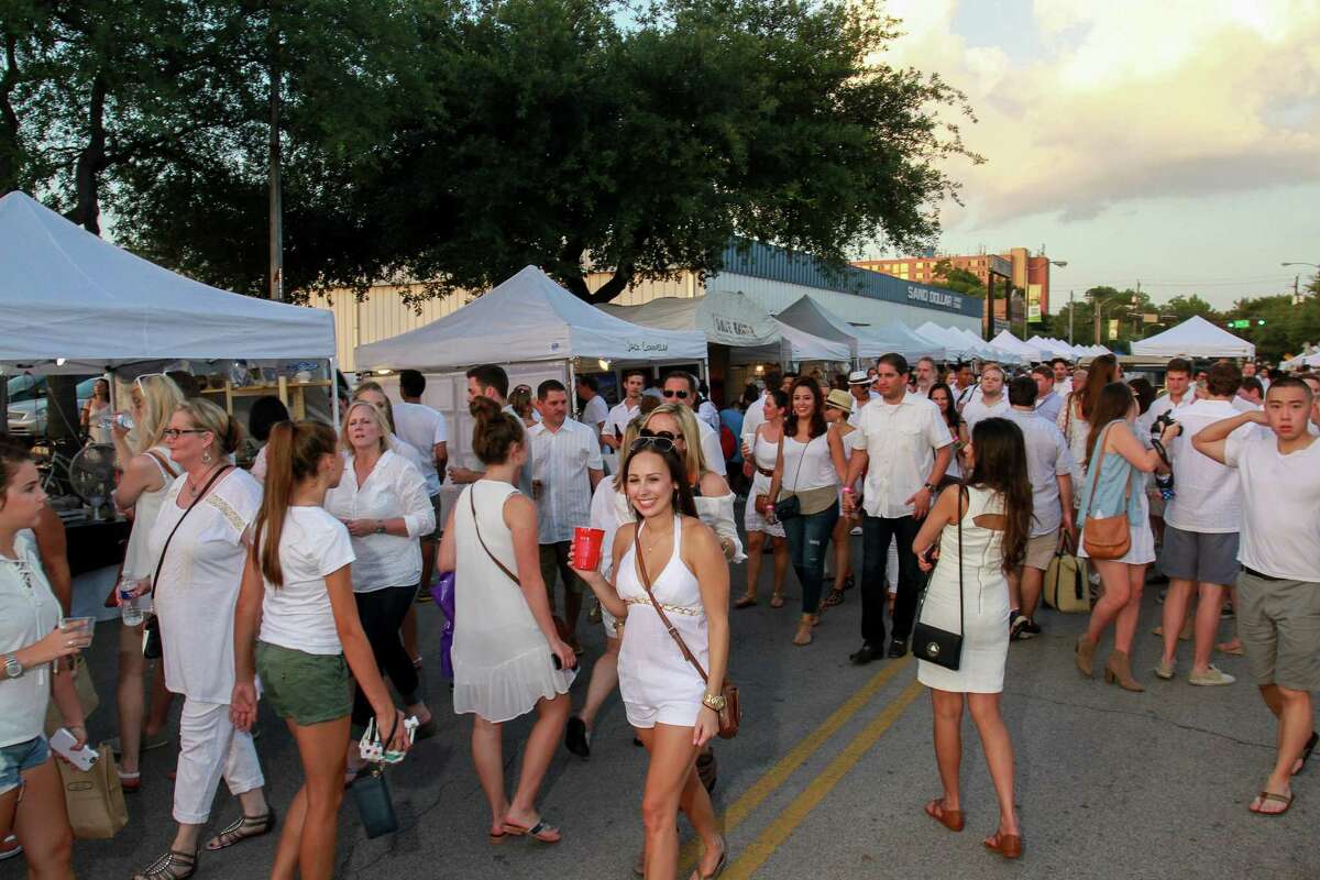 Thousands pour into The Heights for White Linen Night