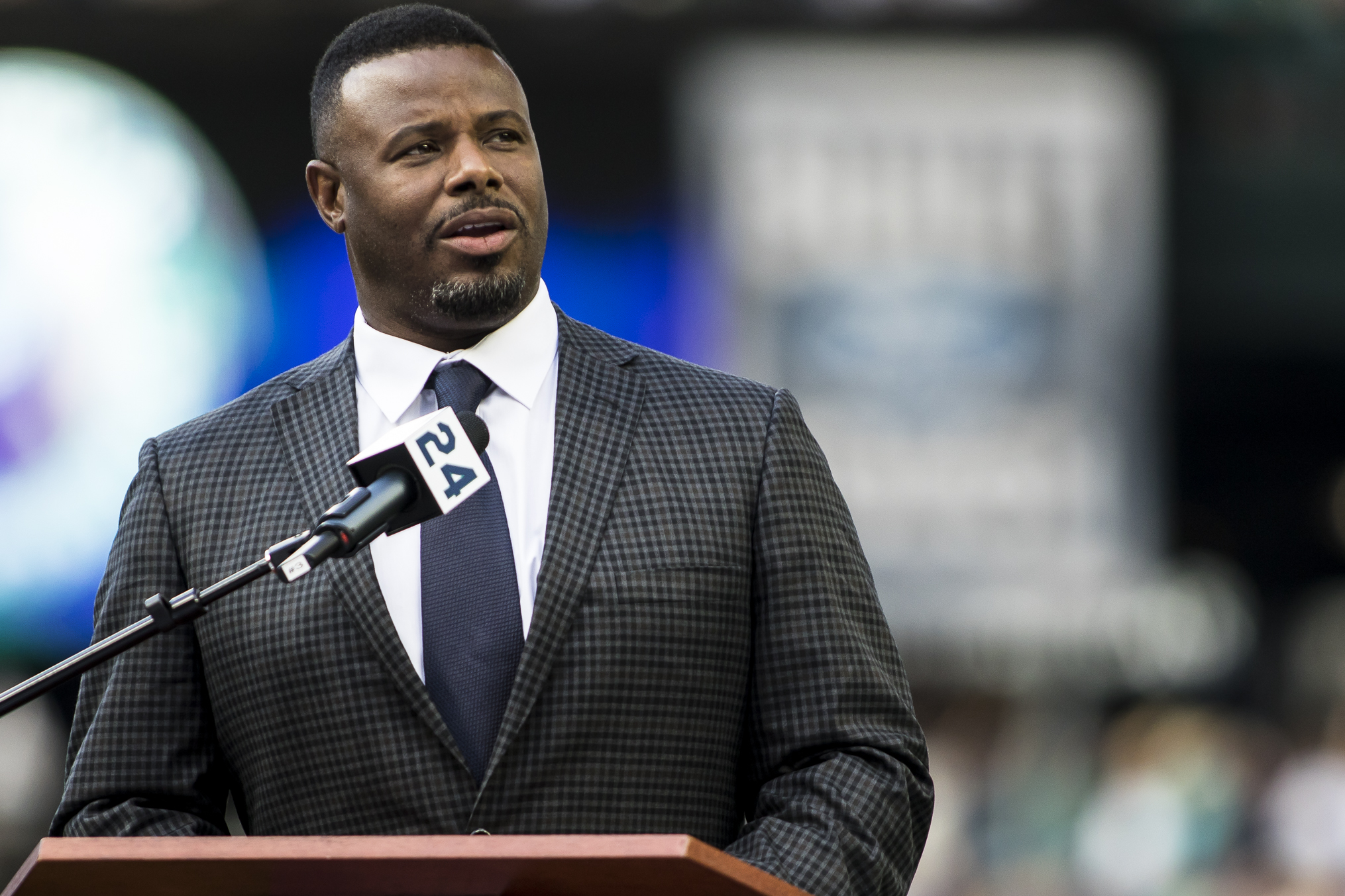 Mariners unveil statue honoring Ken Griffey Jr., Mariners