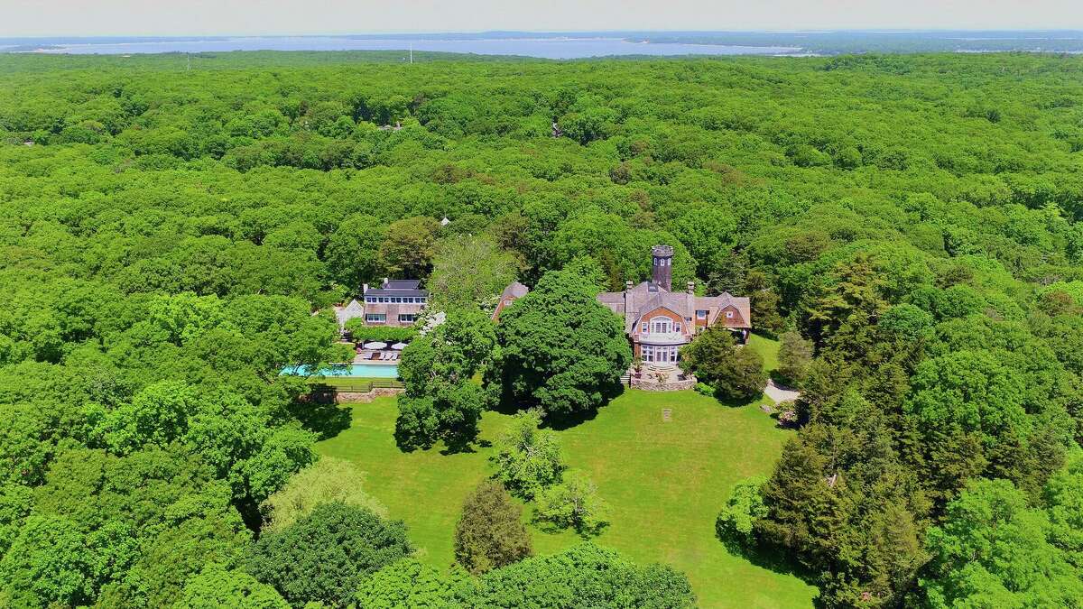 Christie Brinkley lists Hamptons house, observation tower at nearly 30