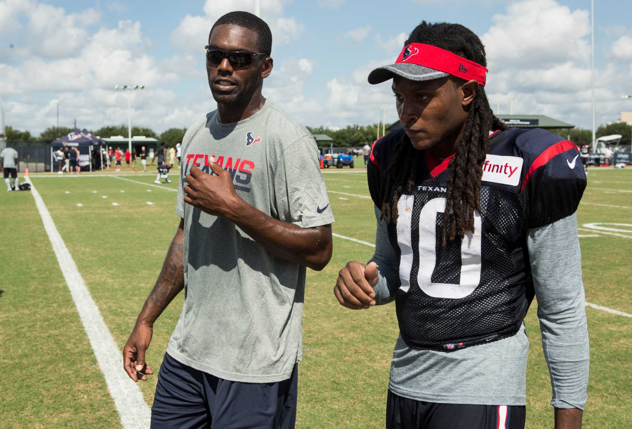 Randy Moss huddles with DeAndre Hopkins at Texans camp