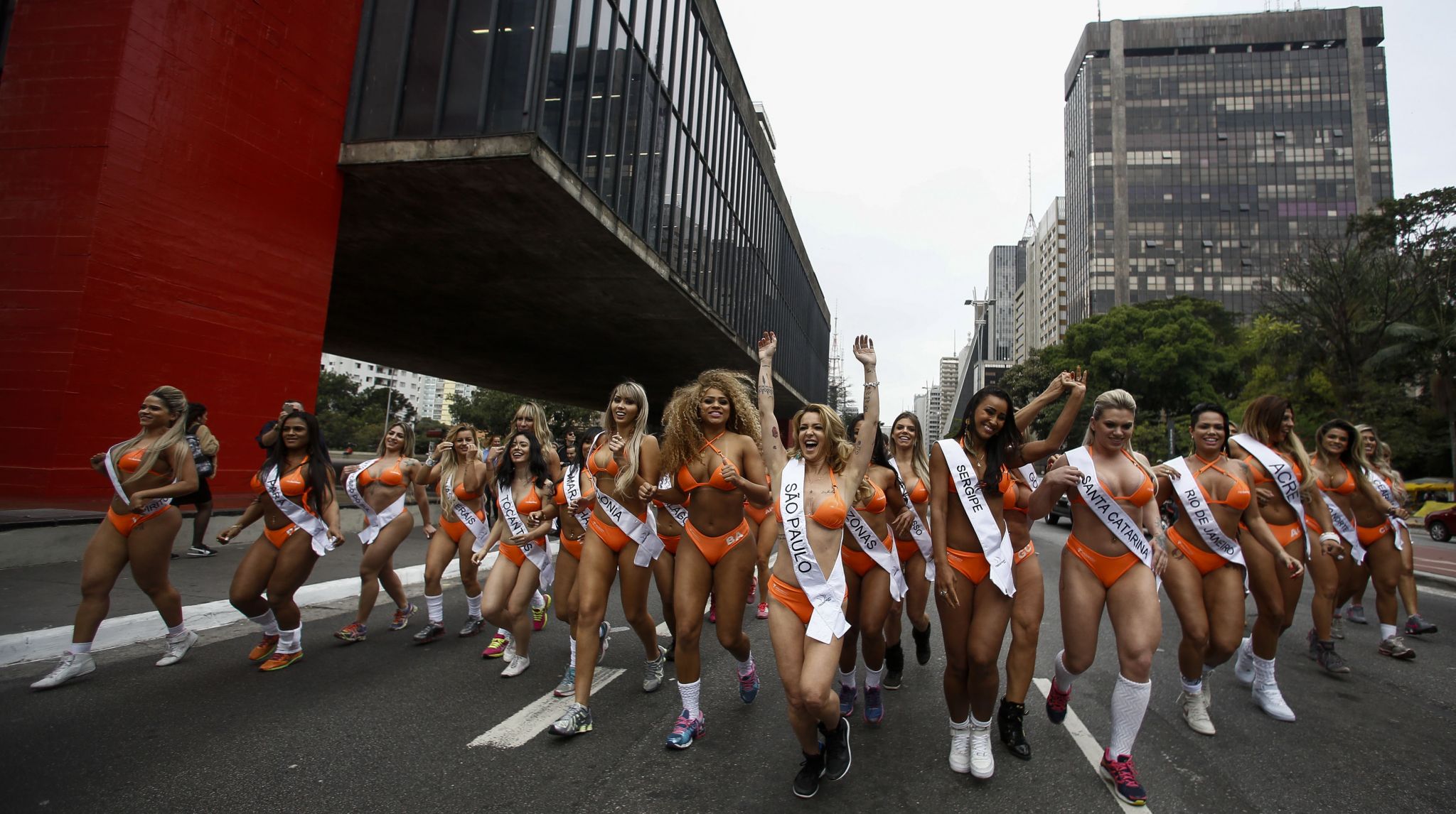 2016 Miss Bumbum contestants stop traffic in Brazil 