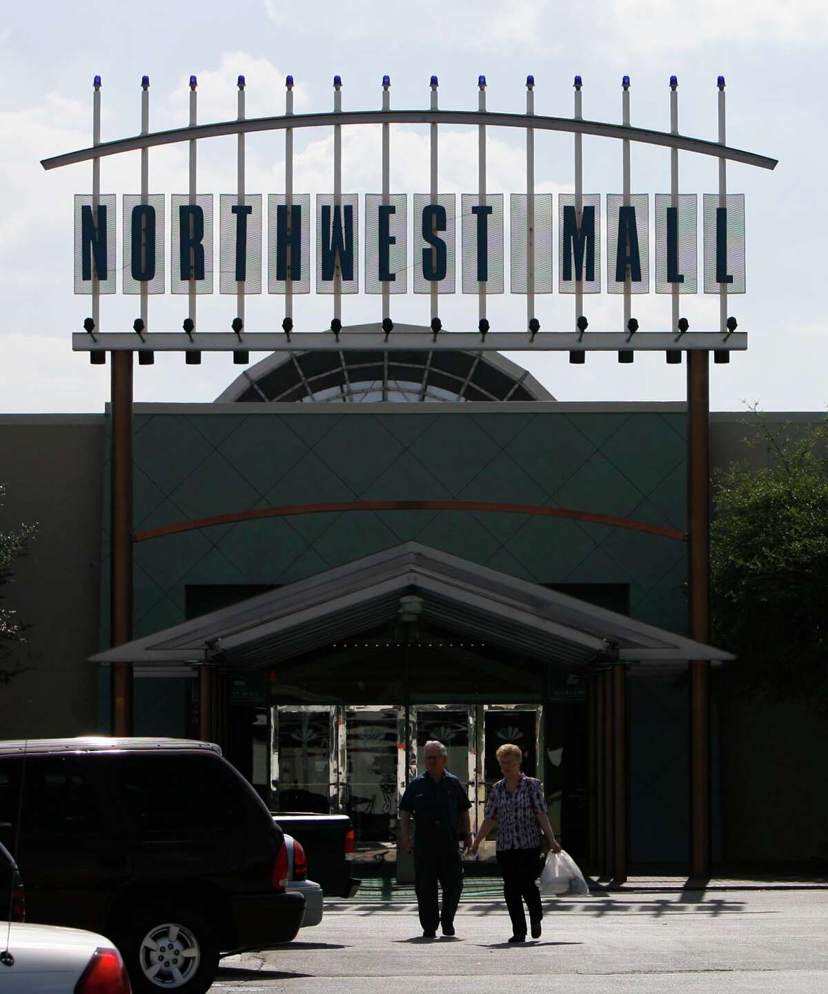 A developer has purchased Northwest Mall shown Thursday, Oct. 4, 2007, in Houston. Larry Levine, a local mall developer, has brought the mall and is considering several options for its development, included mixed-use. ( Melissa Phillip / Chronicle )