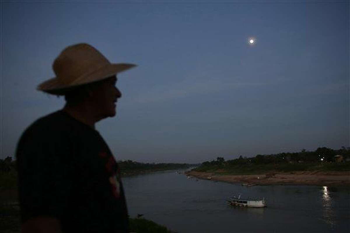 En esta imagen, tomada el 22 de junio de 2016, un barquero se prepara para cruzar el río Purus, cerca de la ciudad de Boca do Acre, en el estado brasileño de Amazonas. El río Purus es la principal vía de acceso a la comunidad de Ceu do Mapia, tras un viaje de más de cuatro horas hacia el interior de la selva amazónica del oeste de Brasil. (AP Foto/Eraldo Peres)