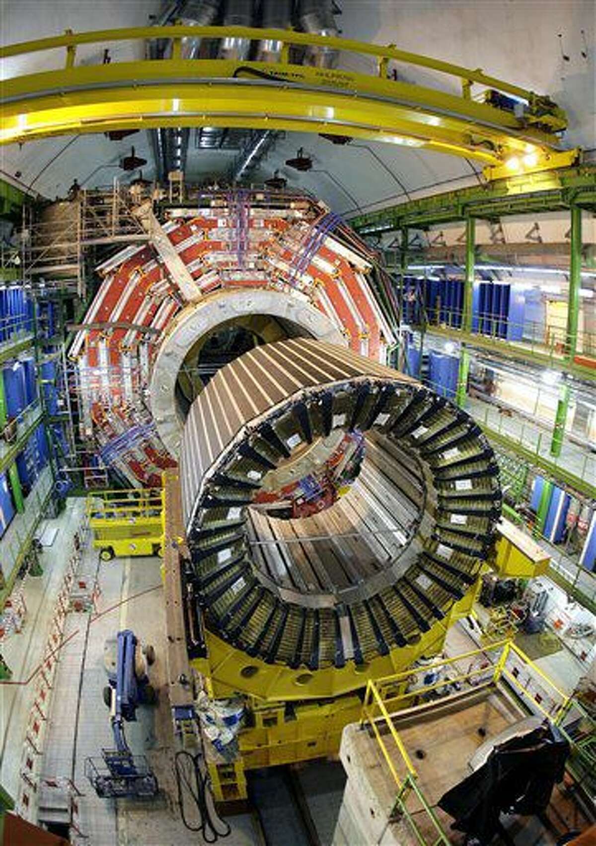 ARCHIVO - Fotografía de archivo del 22 de marzo de 2007 muestra el núcleo del superconductor solenoide magnético más grande del mundo en el acelerador de partículas del Gran Colisionador de Hadrones de la Organización Europea para la Energía Nuclear, en Ginebra, Suiza. (AP Foto/Keystone, Martial Trezzini, archivo)