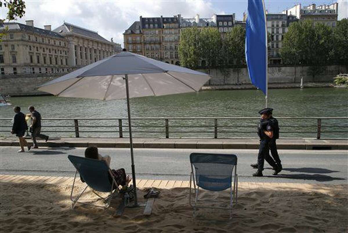 Policías franceses patrullan el río Sena en París, el viernes 5 de agosto de 2016. (AP Foto/Michel Euler)