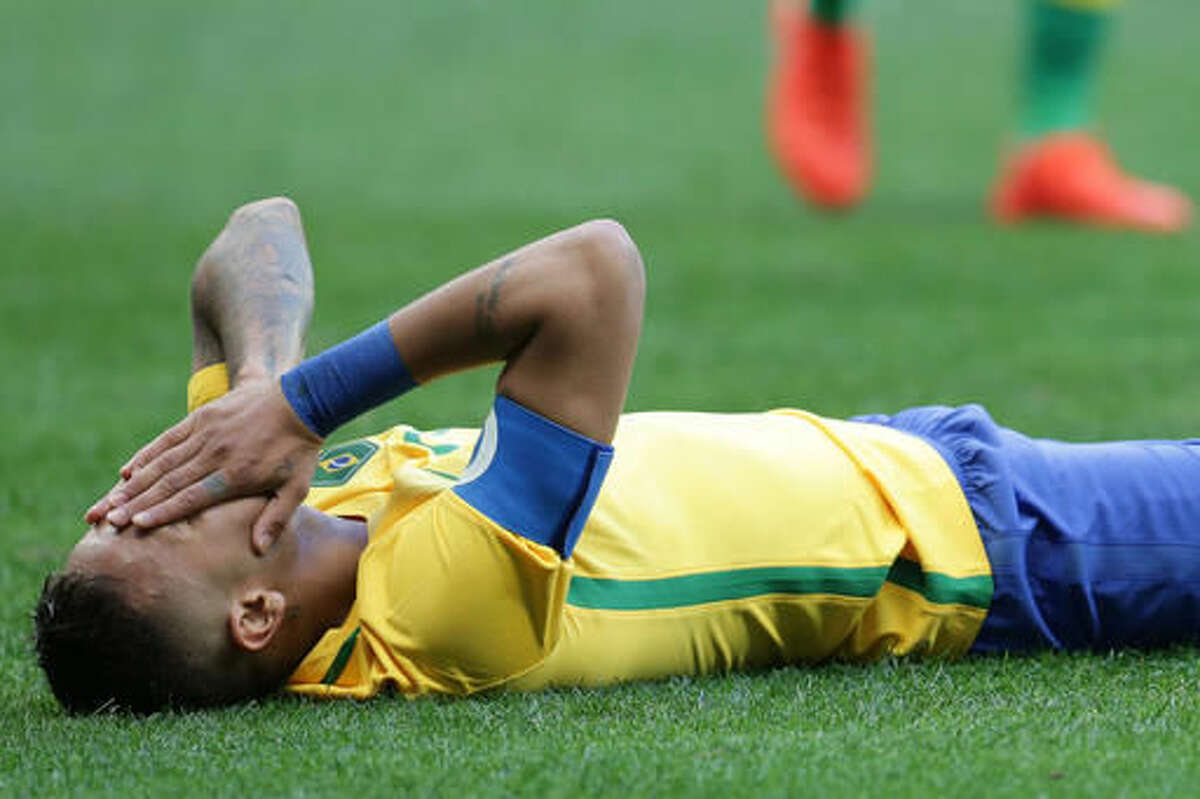 Brazil's Neymar reacts after missing a chance to score during a group A match of the men's Olympic football tournament between Brazil and South Africa at the National stadium, in Brasilia, Brazil, Thursday, Aug. 4, 2016. (AP Photo/Eraldo Peres)