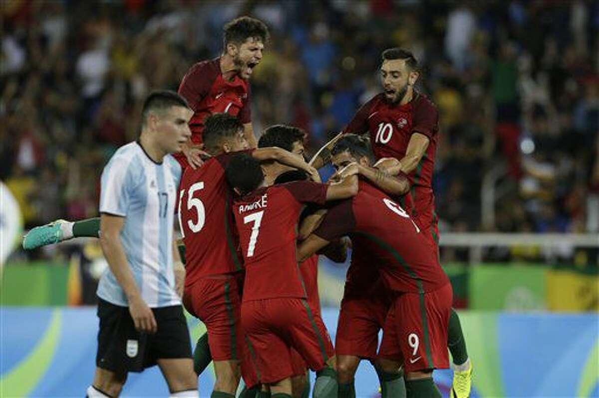Los jugadores de Portugal festejan un gol contra Argentina en el torneo olímpico de fútbol el jueves, 4 de agosto de 2016, en Río de Janeiro. (AP Photo/Leo Correa)