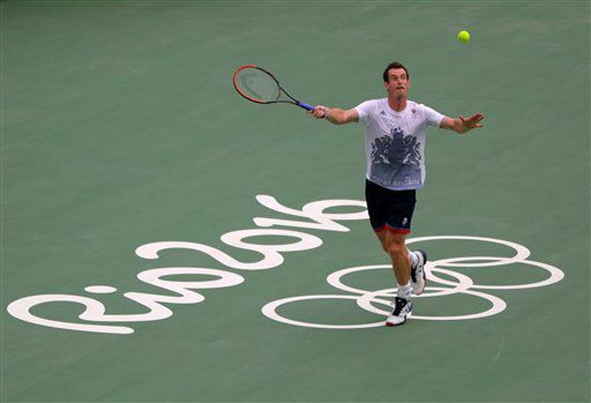 El tenista británico Andy Murray practica antes del debut del tenis olímpico el martes, 2 de agosto de 2016, en Río de Janeiro. (AP Photo/Vadim Ghirda)