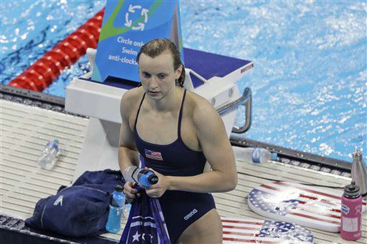 La estadounidense Katie Ledecky abandona la piscina luego de un entrenamiento previo a los Juegos Olímpicos, el martes 2 de agosto de 2016, en Río de Janeiro (AP Foto/Matt Slocum)