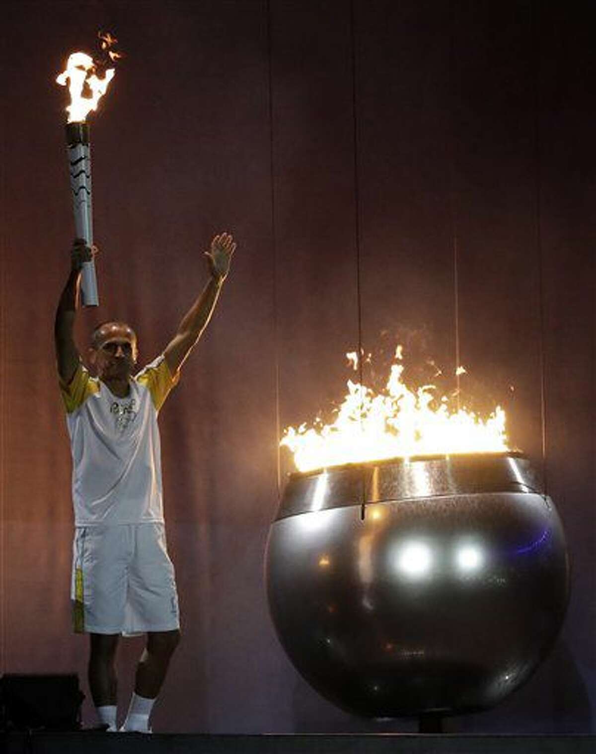 El ex maratonista Vanderlei de Lima enciende el pebetero olímpico durante la ceremonia inaugural de los Juegos de Río de Janeiro, el vienres 5 de agosto de 2016 (AP Foto/Matt Dunham)