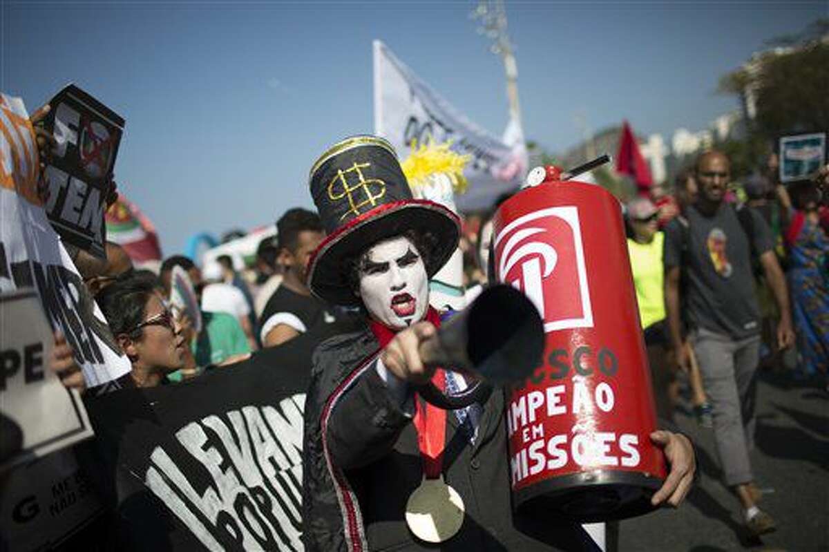 Un manifestante disfrazado participa en una manifestación en contra del presidente interino de Brasil, Michel Temer, y los Juegos Olímpicos el viernes, 5 de agosto de 2016, en Río de Janeiro. (AP Photo/Leo Correa)