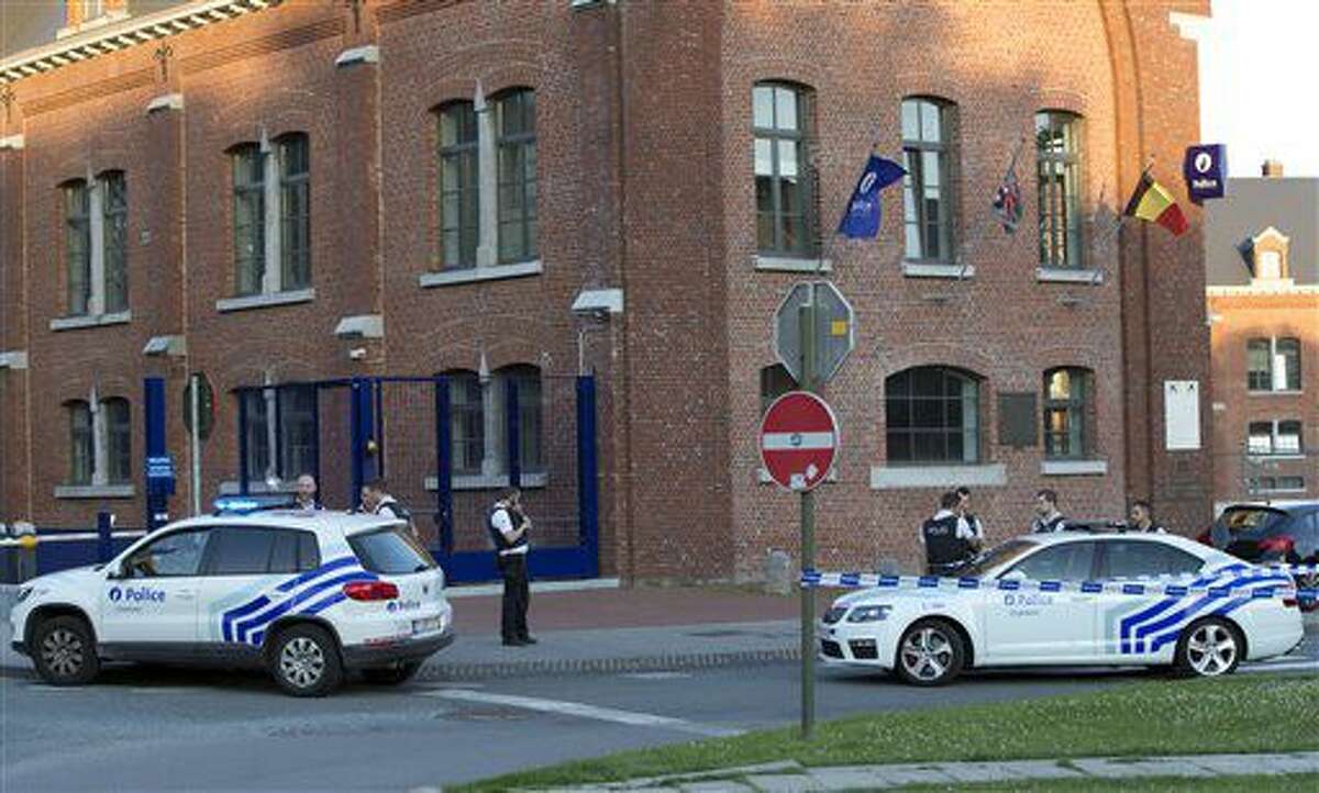 Policías resguardan la zona, en la sede de la policía en Charleroi, Bélgica, el sábado 6 de agosto del 2016. Dos mujeres policías fueron heridas a machetazos el sábado por un hombre que gritaba "¡Allahu Akhbar!" en las afueras de una comisaría en la ciudad belga de Charleroi, informaron las autoridades. (Foto AP /Virginia Mayo)