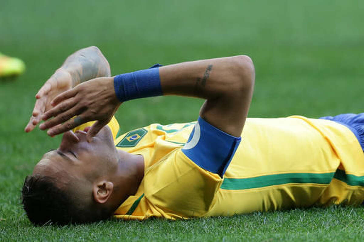 Brazil's Neymar reacts after missing a chance to score during a group A match of the men's Olympic football tournament between Brazil and South Africa at the National stadium, in Brasilia, Brazil, Thursday, Aug. 4, 2016. The game ended in a 0-0 draw. (AP Photo/Eraldo Peres)