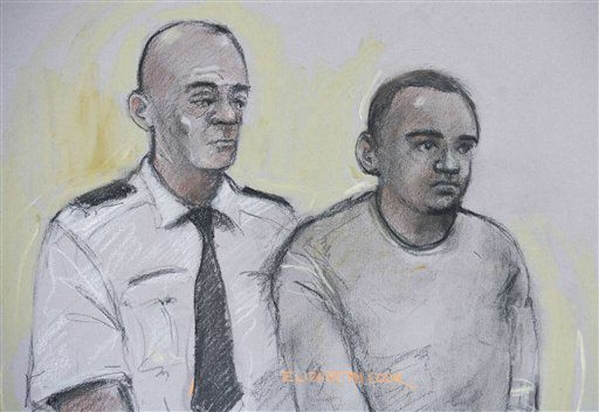 Boceto dibujado en la corte por la artista Elizabeth Cook muestra a Zakaria Bulhan (derecha), miemntras comparece ante el tribunal de Westminster en Londres, el sábado 6 de agosto de 2016. (PA vía AP)