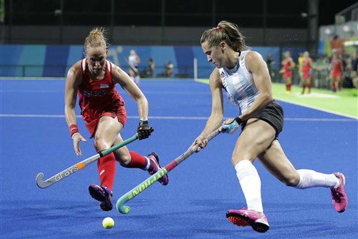 La jugadora de Argentina, Martina Cavallero, derecha, disputa una pelota con la estadounidense Lauren Crandall en el hockey femenino de los Juegos Olímpicos el sábado, 6 de agosto de 2016, en Río de Janeiro. (AP Photo/Hussein Malla)