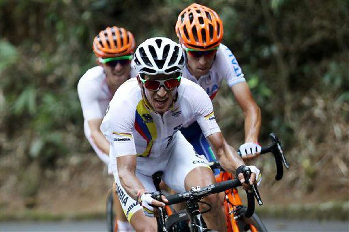 El colombiano Sergio Henao compite en la prueba de ruta del ciclismo de los Juegos Olímpicos el sábado, 6 de agosto de 2016, en Río de Janeiro. (Bryn Lennon/Pool Photo via AP)