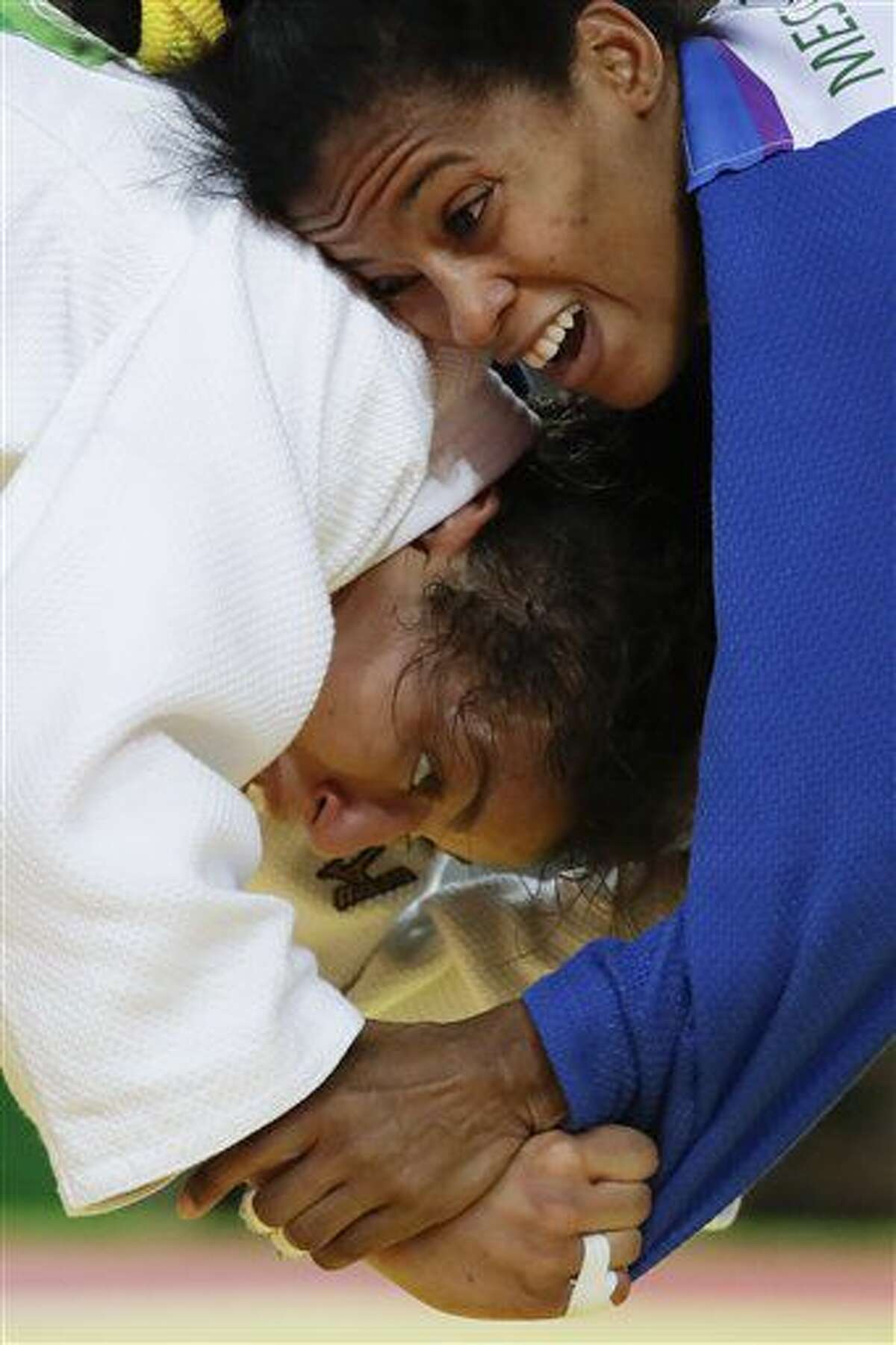 La cubana Dayaris Mestre Alvarez, azul, enfrenta a la brasileña Sarah Menezes durante la competencia de -48 kilogramos de judo en los Juegos de Río de Janeiro, Brasil, el sábado 6 de agosto de 2016. (AP Foto/Markus Schreiber)