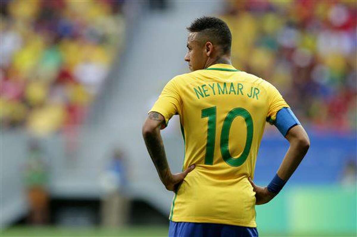 El jugador de Brasil, Neymar, durante un partido contra Sudáfrica por el torneo olímpico de fútbol el jueves, 4 de agosto de 2016, en Brasilia. (AP Photo/Eraldo Peres)