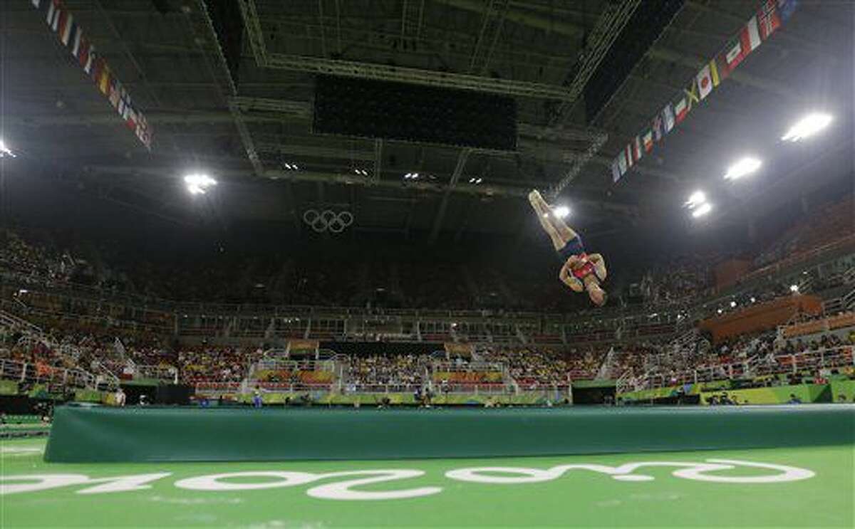 El chileno Tomás González compite en la prueba de suelo de los Juegos Olímpicos el sábado, 6 de agosto de 2016, en Río de Janeiro. (AP Photo/Julio Cortez)