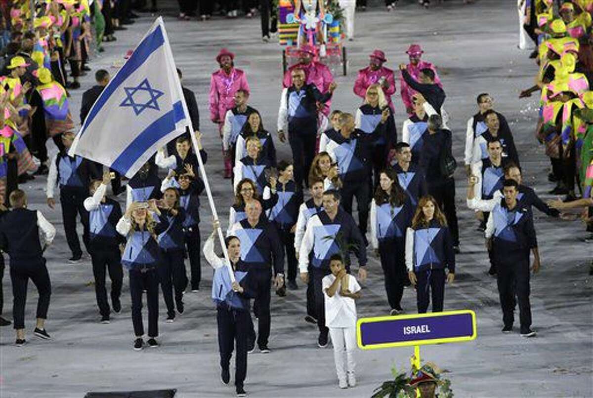 Neta Rivkin porta la bandera de Israel durante la ceremonia inaugural de los Juegos Olímpicos de Río de Janeiro el viernes, 5 de agosto de 2016. (AP Photo/Matt Slocum)
