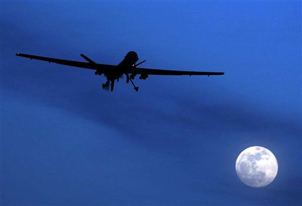 ARCHIVO - En esta fotografía de archivo del 31 de enero de 2010, el dron autónomo U.S. Predator sobrevuela Kandahar Air Field, al sur de Afganistán, en una noche con luna casi llena. (AP Foto/Kirsty Wigglesworth, Archivo)