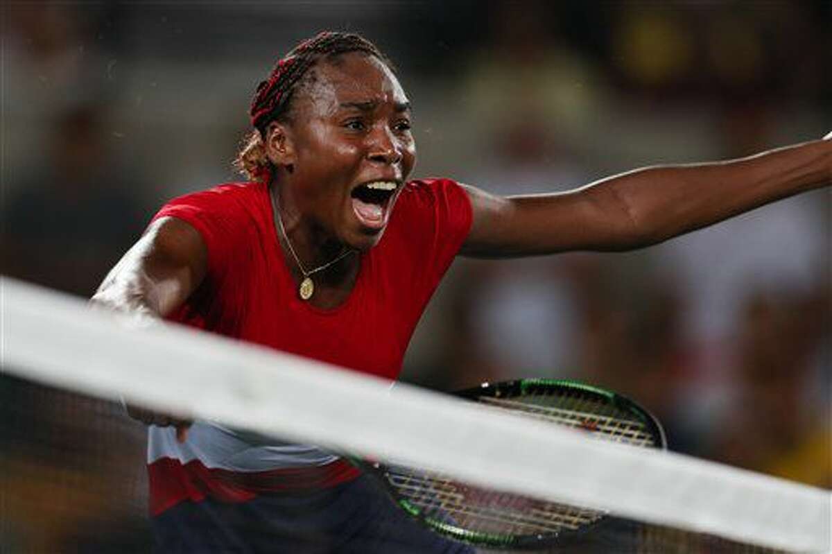 La estadounidense Venus Williams grita tras perder un punto ante la belga Kirsten Flipkens en su partido de la primera ronda de los Juegos Olímpicos, el sábado 6 de agosto de 2016, en Río de Janeiro (AP Foto/Vadim Ghirda)