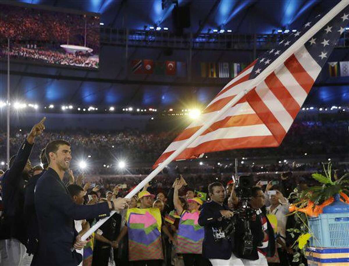 Michael Phelps porta la bandera de Estados Unidos durante la ceremonia inaugural de los Juegos Olímpicos de Río de Janeiro, el vienres 5 de agosto de 2016 (AP Foto/David J. Phillip)