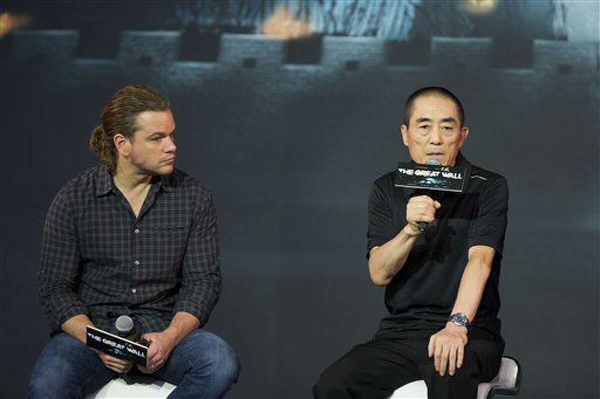En esta foto del 2 de julio del 2015, el director chino Zhang Yimou, a la derecha, habla junto al actor estadounidense Matt Damon durante una conferencia de prensa sobre su película de próximo estreno, "The Great Wall" ("La Gran Muralla"), en un hotel en Beijing. (AP Foto/Andy Wong, Archivo)