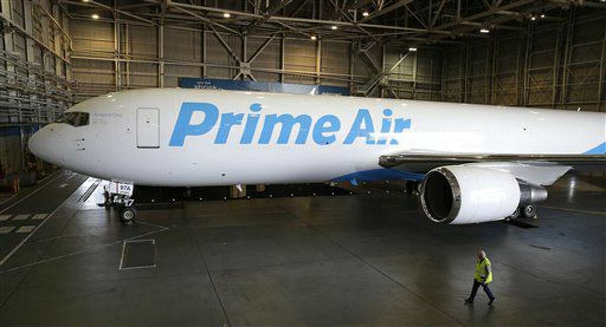 Un trabajador pasa junto a un Boeing 767 con las letras "Prime Air" en el fuselaje, el jueves 4 de agosto de 2016, en un hangar de Boeing en Seattle. (AP Foto/Ted S. Warren)
