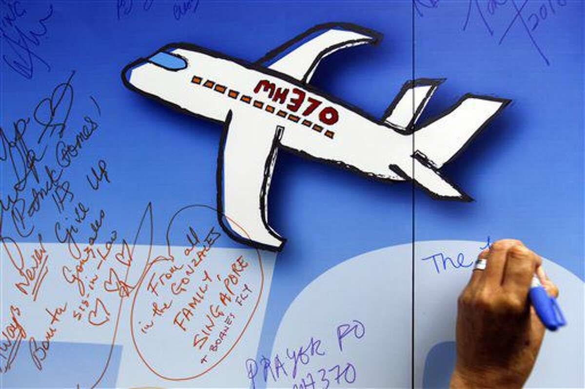ARCHIVO - En esta imagen de archivo del 6 de marzo de 2016, buenos deseos escritos en un muro durante un acto de recuerdo por el malogrado vuelo 370 de Malaysia Airlines en Kuala Lumpur, Malasia. (AP Foto/Joshua Paul, Archivo)