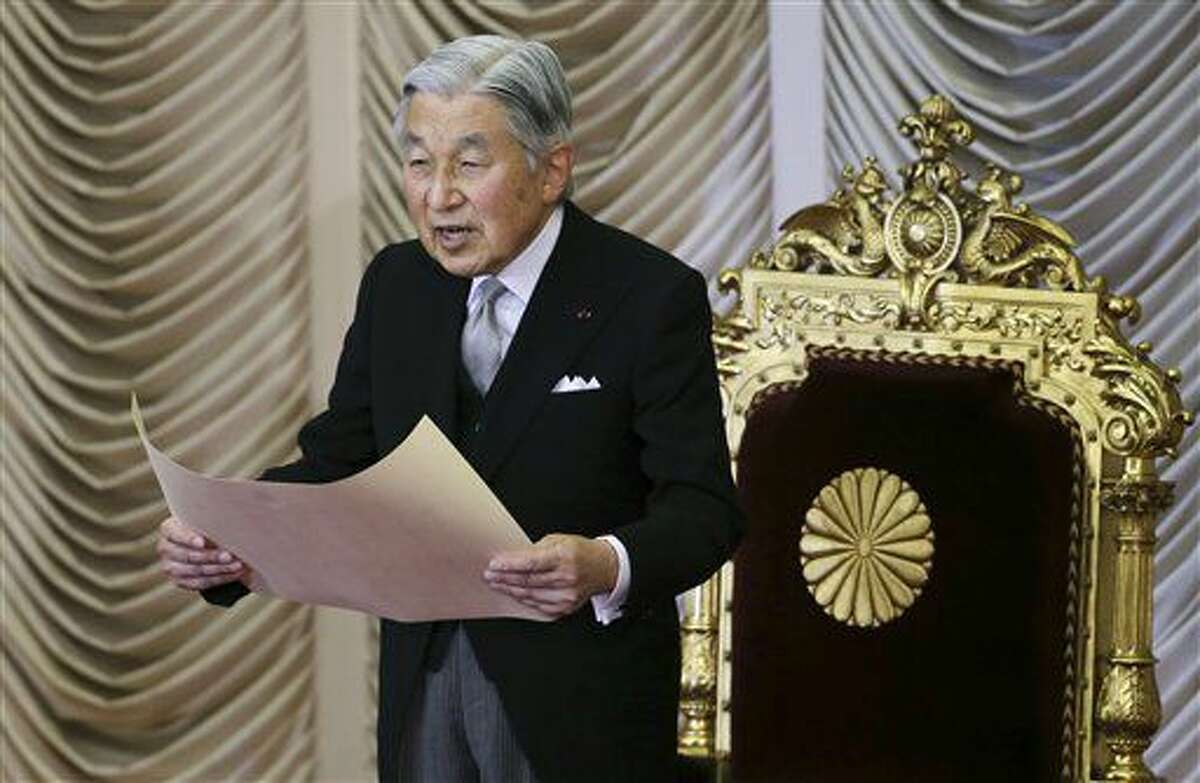 ARCHIVO- En esta foto del lunes, 1 de agosto del 2016, Iel emperador Akihito de Japón lee una declaración para inaugurar formalmente la sesión extraordinaria de la cámara baja del parlamento Akihito va a emitir un raro mensaje en video el lunes en medio de especulaciones de que va a abdicar. (AP PFoto/Koji Sasahara)