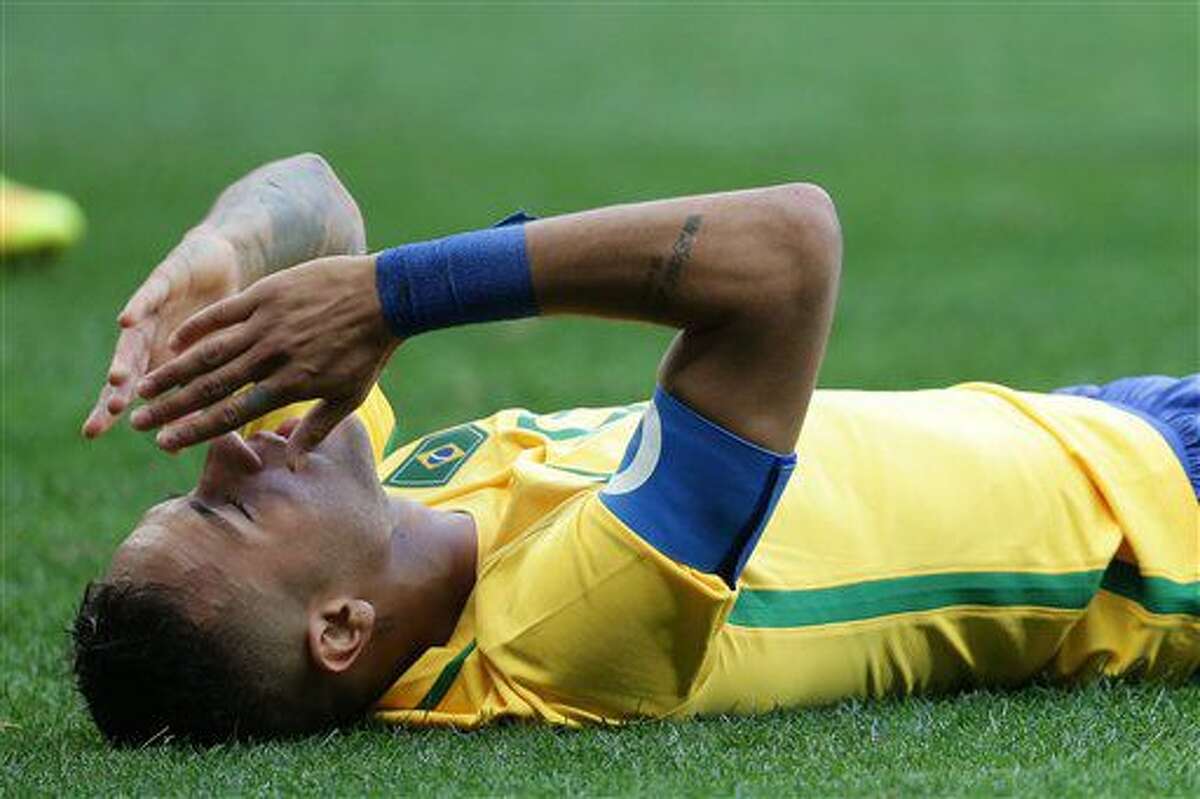 El jugador de Brasil, Neymar, gesticula tras fallar una oportunidad de gol contra Sudáfrica en el torneo de fútbol de los Juegos Olímpicos el jueves, 4 de agosto de 2016, en Brasilia, Brasil. (AP Photo/Eraldo Peres)