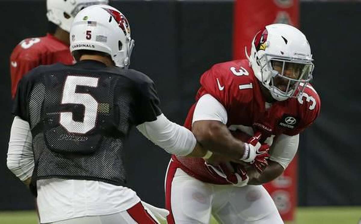 Arizona Cardinals running back David Johnson (31) takes a handoff from quarterback Drew Stanton (5) during practice at the NFL football team's training camp Tuesday, Aug. 2, 2016, in Glendale, Ariz. (AP Photo/Ross D. Franklin)