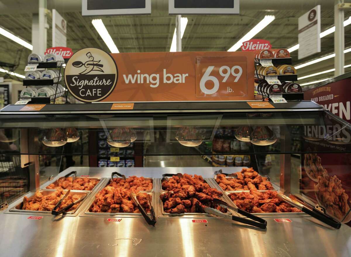 A wing bar was part of the renovation of the Randall's Fresh store in Midtown, on Wednesday, Aug. 17, 2016, in Houston. ( Elizabeth Conley / Houston Chronicle )