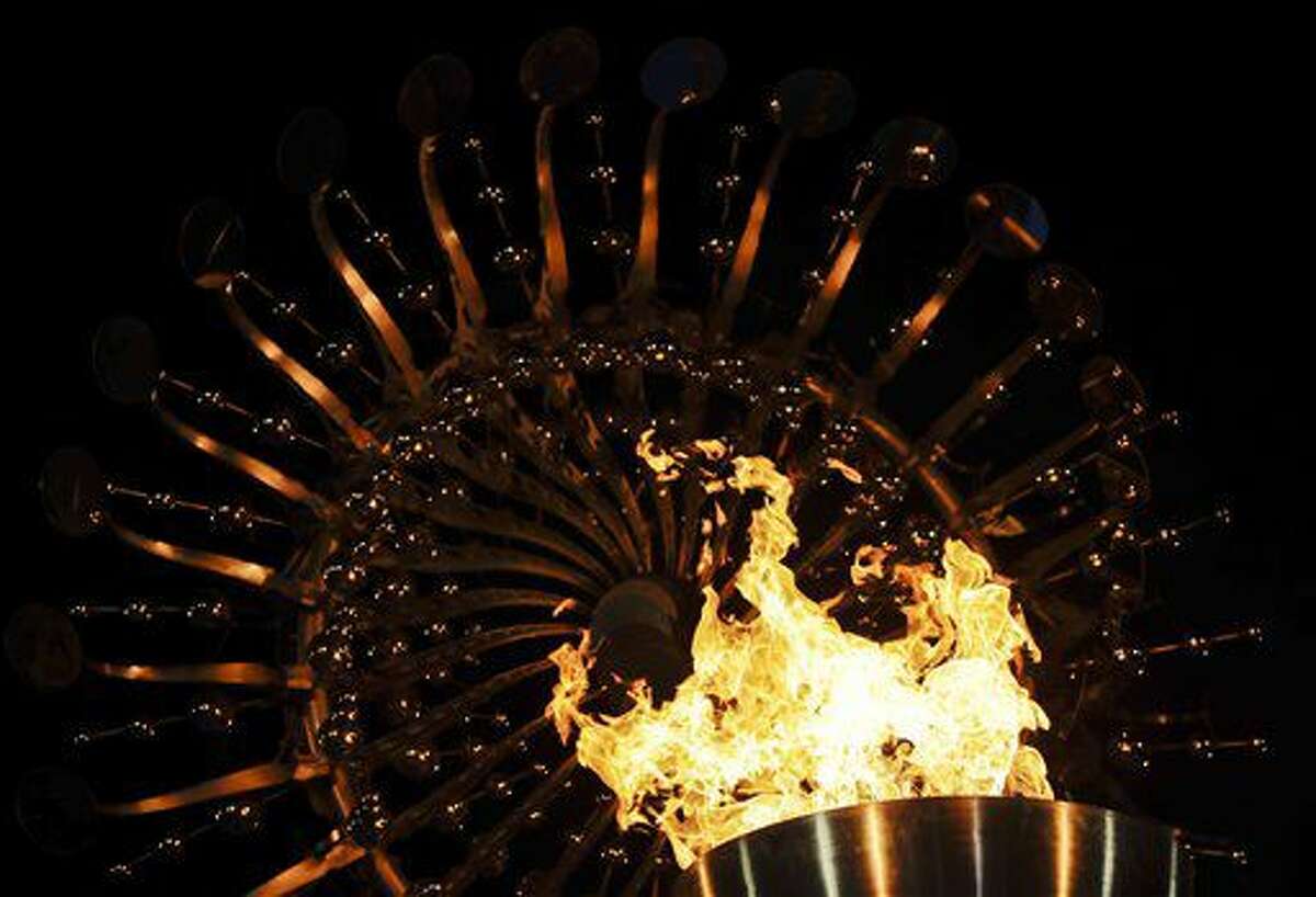 Llamas ardiendo en el pebetero olímpico tras ser encendido durante la ceremonia de apertura de los Juegos olímpicos de 2016 en Río de Janeiro, Brasil, el sábado 6 de agosto de 2016. (AP Foto/Gregory Bull)