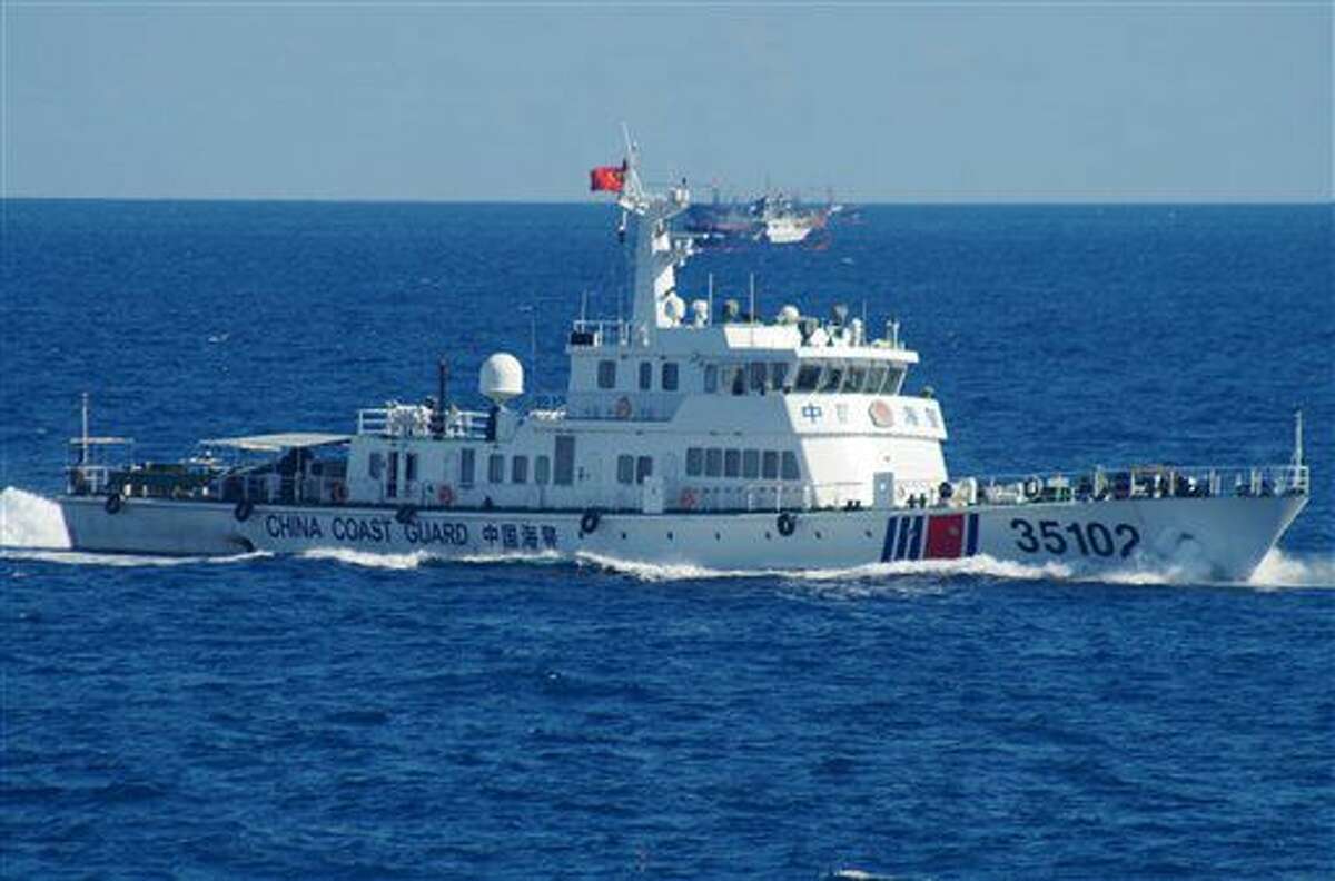 Fotografía difundida por la Guardia Costera de Japón, de un barco de la Guardia Costera de China cerca del disputado Mar de China Meridional, el sábado 6 de agosto de 2016. (Oficinas generales de la Guardia Costera de Japón vía AP)