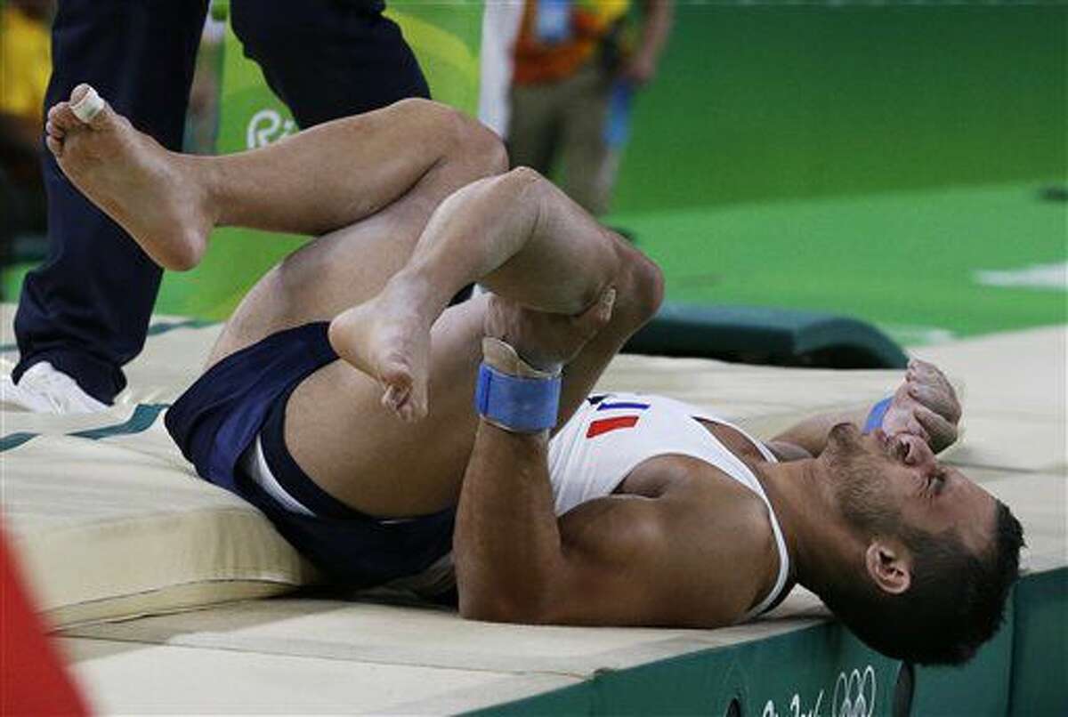El gimnasta francés Samir Ait Said se agarra la pierna tras lesionarse durante un salto en la competencia de gimnasia de los Juegos Olímpicos el sábado, 6 de agosto de 2016, en Río de Janeiro. (AP Photo/Rebecca Blackwell)
