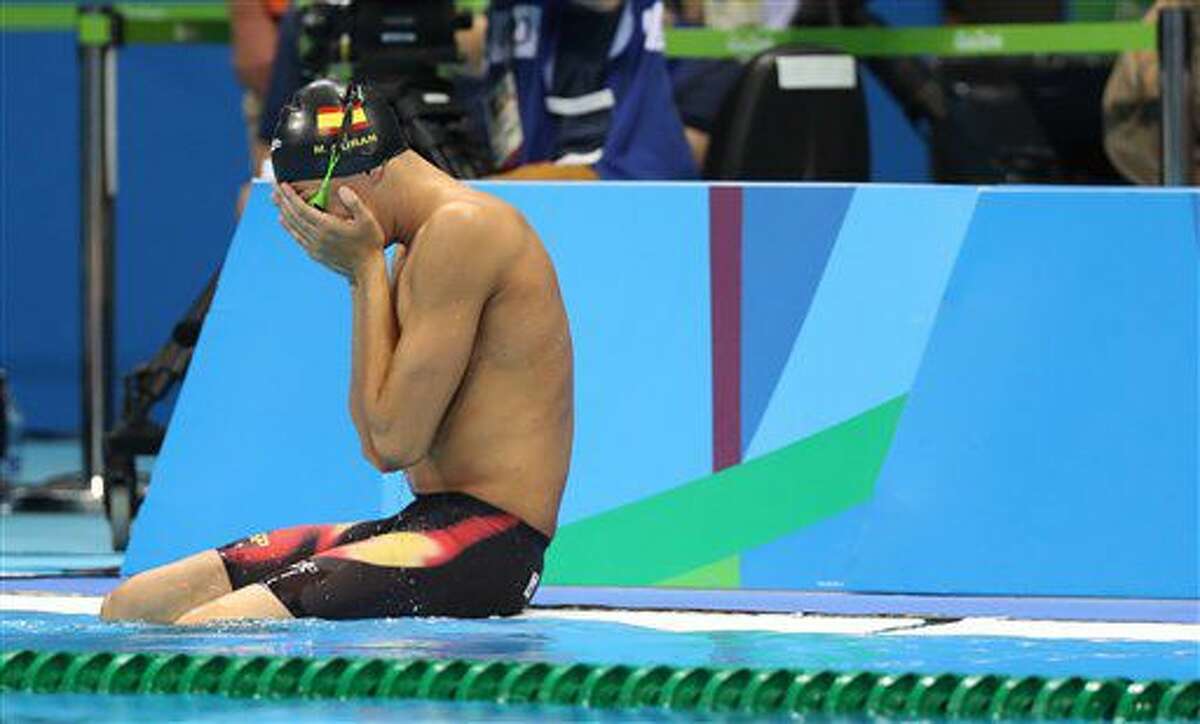 El nadador español Miguel Durán llora tras una salida en falso en los 400 metros libre de la natación de los Juegos Olímpicos el sábado, 6 de agosto de 2016, en Río de Janeiro. (AP Photo/Lee Jin-man)